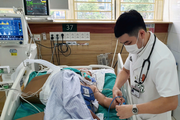 Bị rắn hổ mang chúa cắn, người đàn ông ngừng tim sau khi đắp thuốc lá