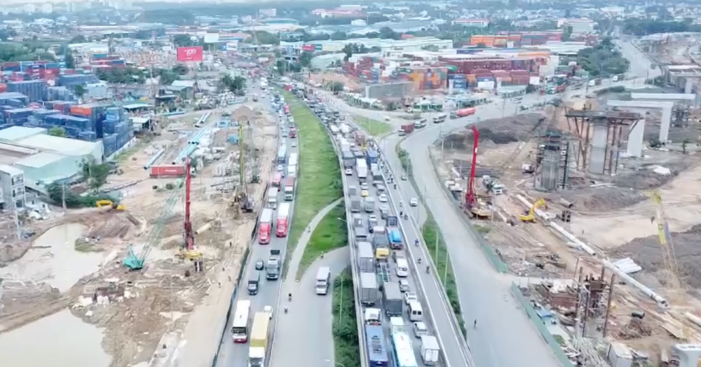 Cảnh sát chỉ hướng di chuyển khi đóng một phần cao tốc TPHCM – Long Thành