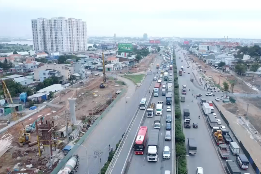 Cảnh sát chỉ hướng di chuyển khi đóng một phần cao tốc TPHCM – Long Thành