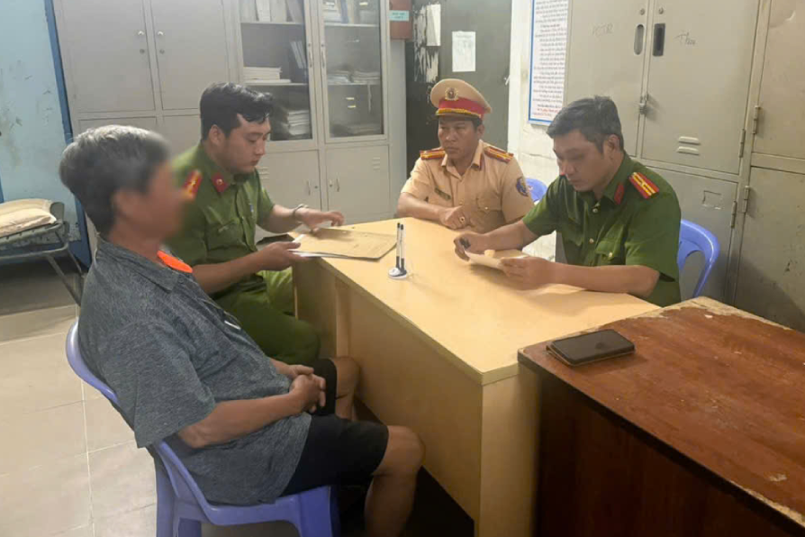 Công an mời làm việc người phun sơn dòng chữ 'bắn tốc độ' trên đường ở TPHCM