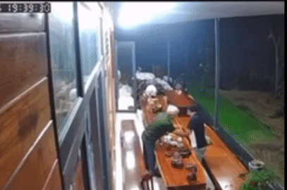 Đang ngồi nhậu trong nhà, người đàn ông nghi trúng đạn tử vong