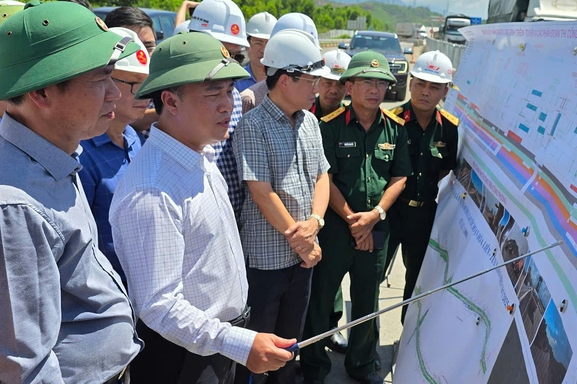 'Điểm nghẽn' thi công cao tốc 2.000 tỷ: Thứ trưởng Bộ Xây dựng chỉ đạo xử lý