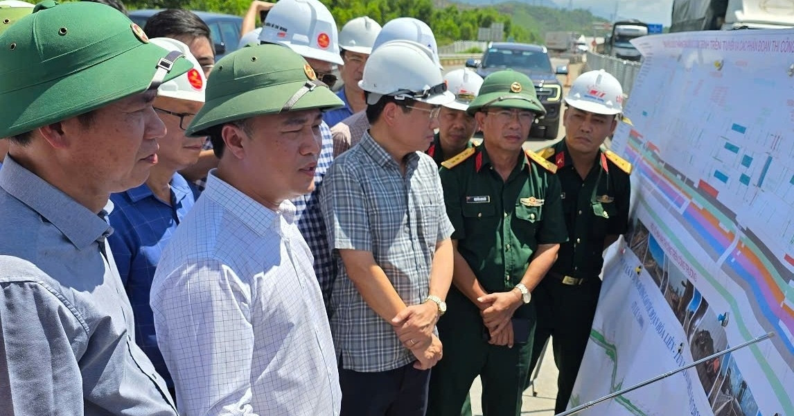 &amp;apos;Điểm nghẽn&amp;apos; thi công cao tốc 2.000 tỷ: Thứ trưởng Bộ Xây dựng chỉ đạo xử lý
