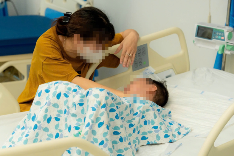 Hai cháu bé bị dập phổi, chấn thương sọ não vụ ô tô đâm liên hoàn ở Dương Nội