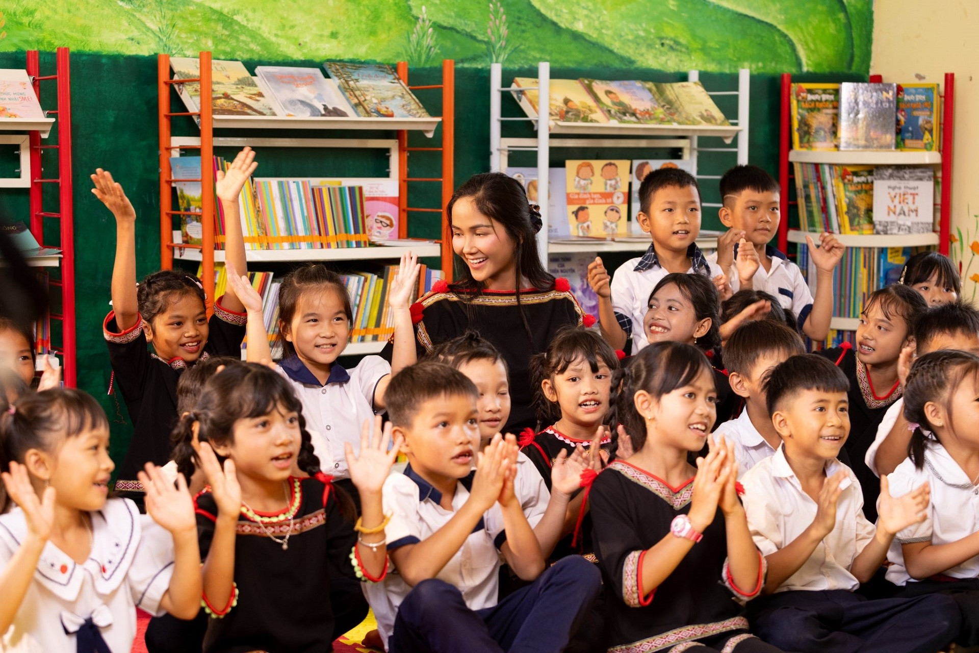 Hoa hậu H’Hen Niê và hành trình xây dựng 15 thư viện cho trẻ em vùng cao