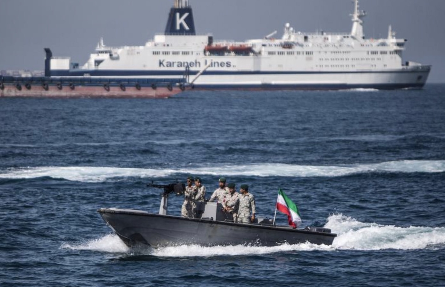 Iran bắt giữ tàu nước ngoài chở hơn 2 triệu lít dầu