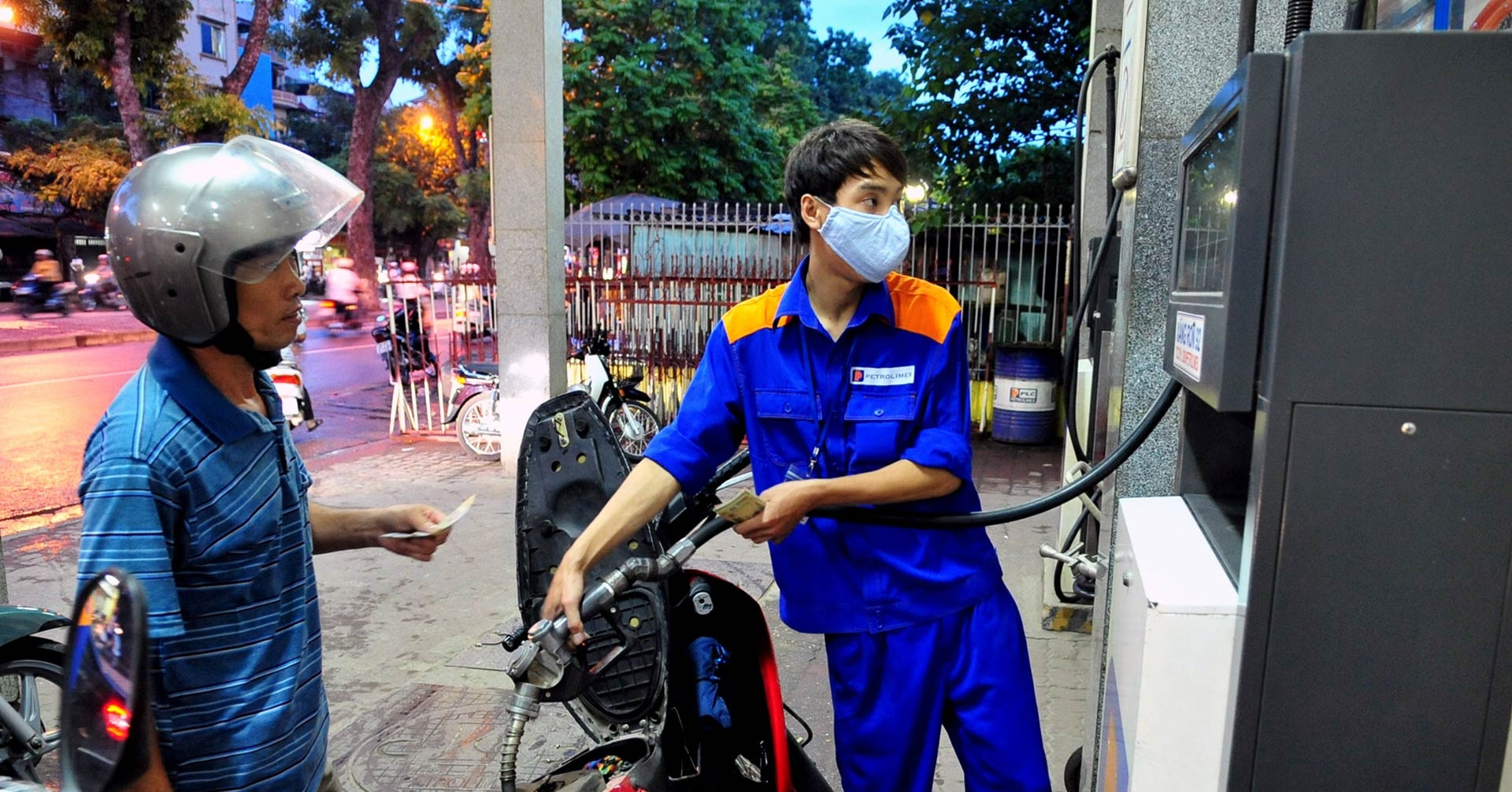 Giá xăng dầu đồng loạt giảm, RON 95 rời mốc 20....