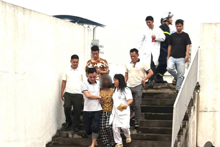 Lời nói của nữ bác sĩ khiến bé gái đứng trên nóc nhà BV Bạch Mai từ bỏ ý định tự tử