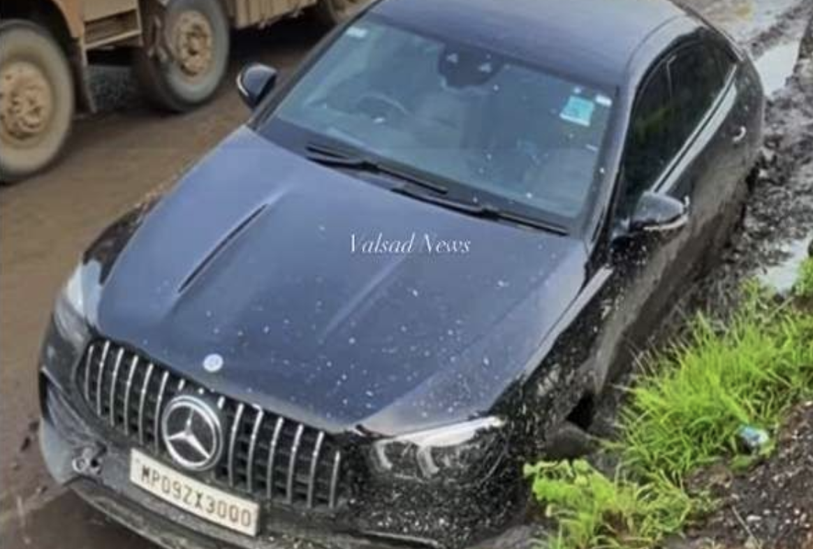 Mercedes-Benz gần 6 tỷ mắc kẹt trong bùn lầy khi vượt ẩu