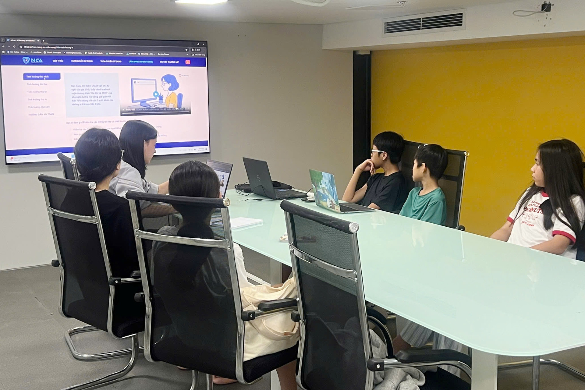 Nhóm học sinh lớp 6 làm cẩm nang hướng dẫn kỹ năng tự bảo vệ trên mạng