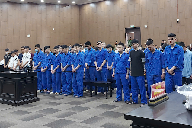 Nhóm quái xế mang ‘hàng nóng’, rượt chém nhau trên phố và cái kết đau lòng