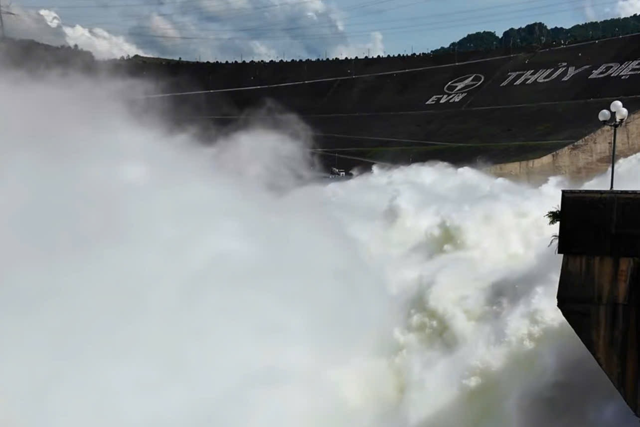 Nhà máy thủy điện ở Phú Thọ mở thêm cửa xả, lưu lượng 6.900m3/s
