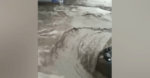 Thót tim cảnh người dân cứu 2 người mắc kẹt trong ô tô bị lũ cuốn trôi