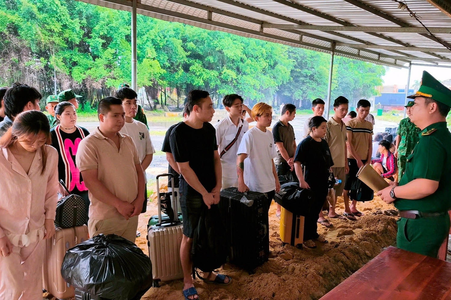 Tiếp nhận 45 công dân Việt Nam bị trục xuất từ Campuchia