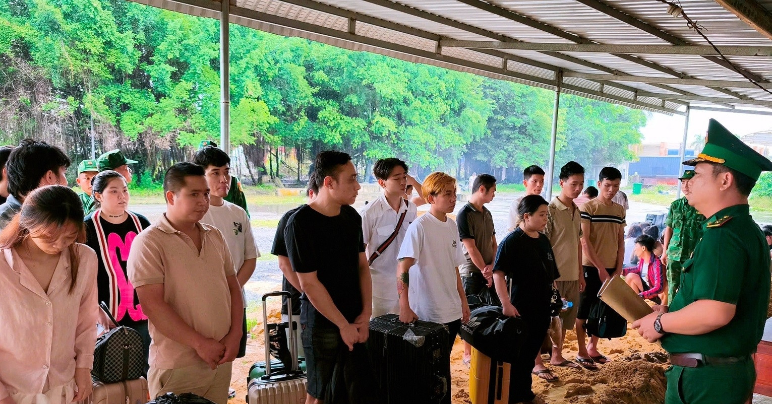 Tiếp nhận 45 công dân Việt Nam bị trục xuất từ Campuchia