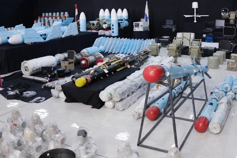 Video tàu chở 750 tấn đạn dược, linh kiện tên lửa cho Houthi bị bắt giữ