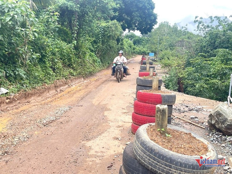 W-Đường sạt lở 6.jpg