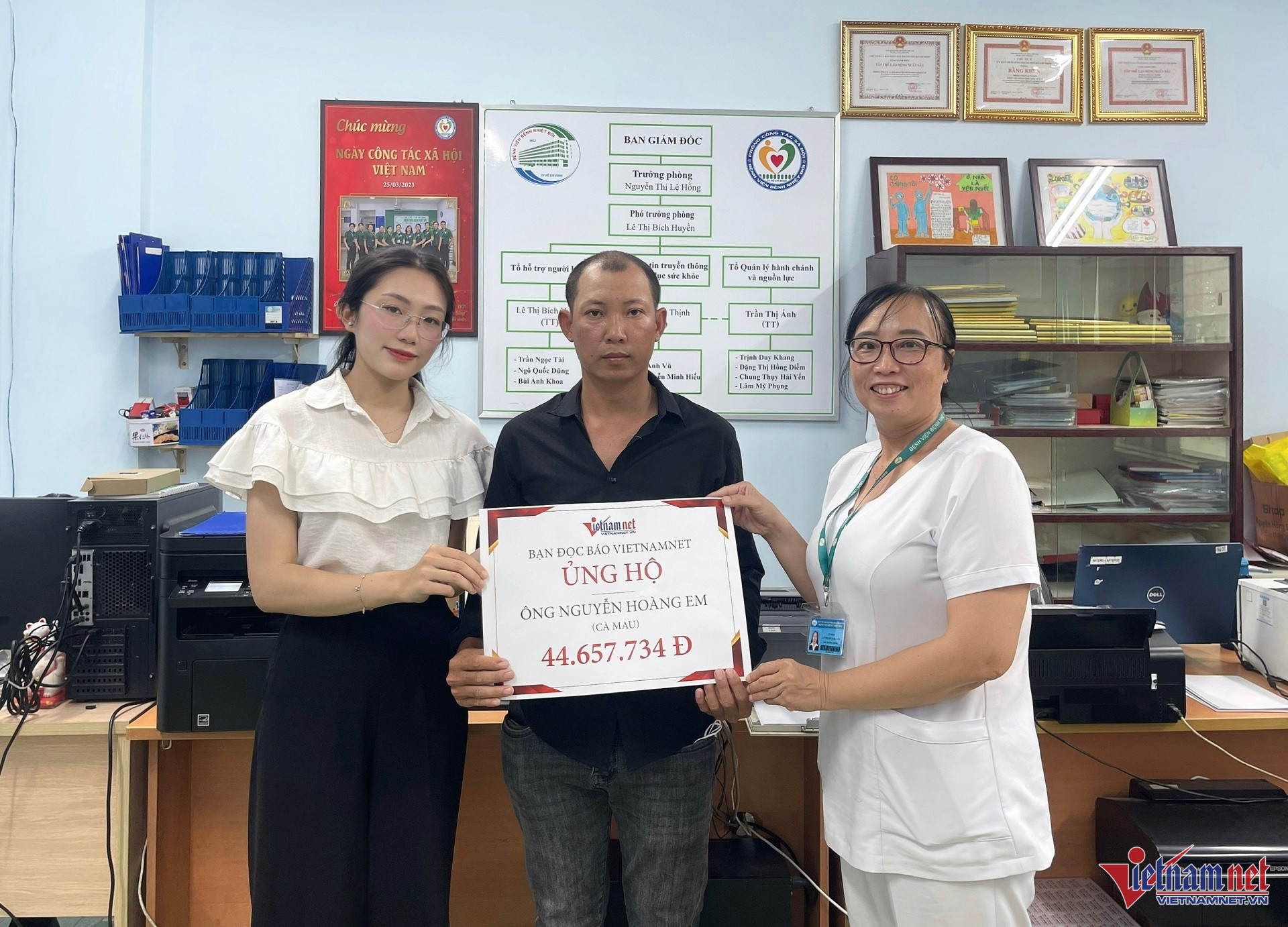 W-ông em trao tiền.jpg