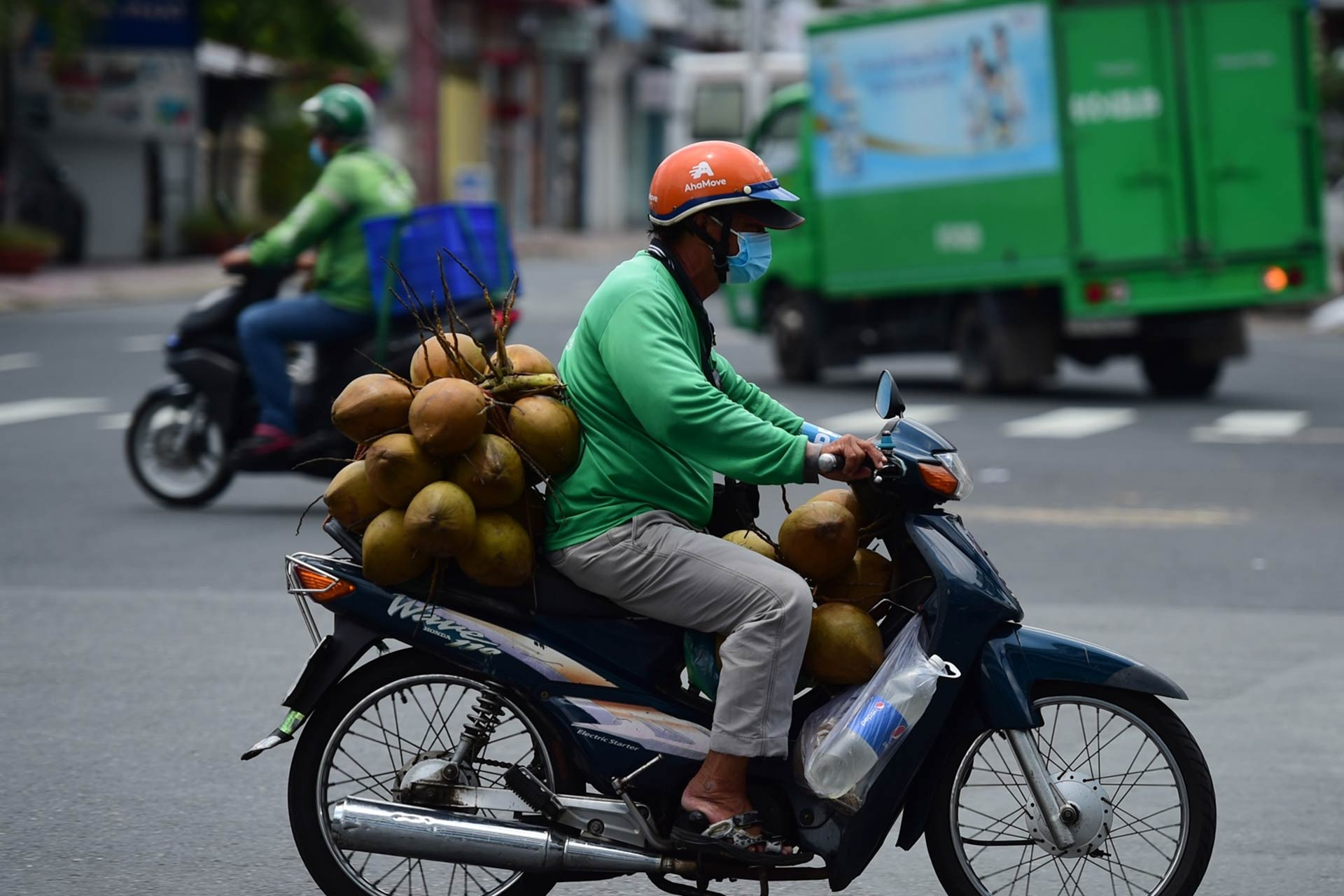 Xoá sổ 400.000 xe máy xăng chạy dịch vụ: TPHCM cho tài xế vay tiền mua xe điện?