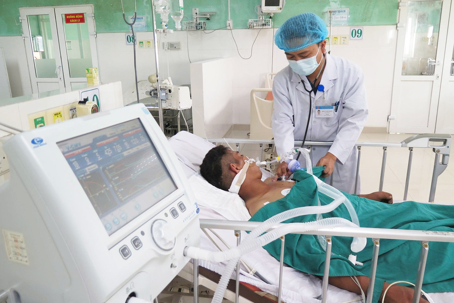 Ăn cơm với cá muối chua, nạn nhân nguy kịch vì ngộ độc Botulinum