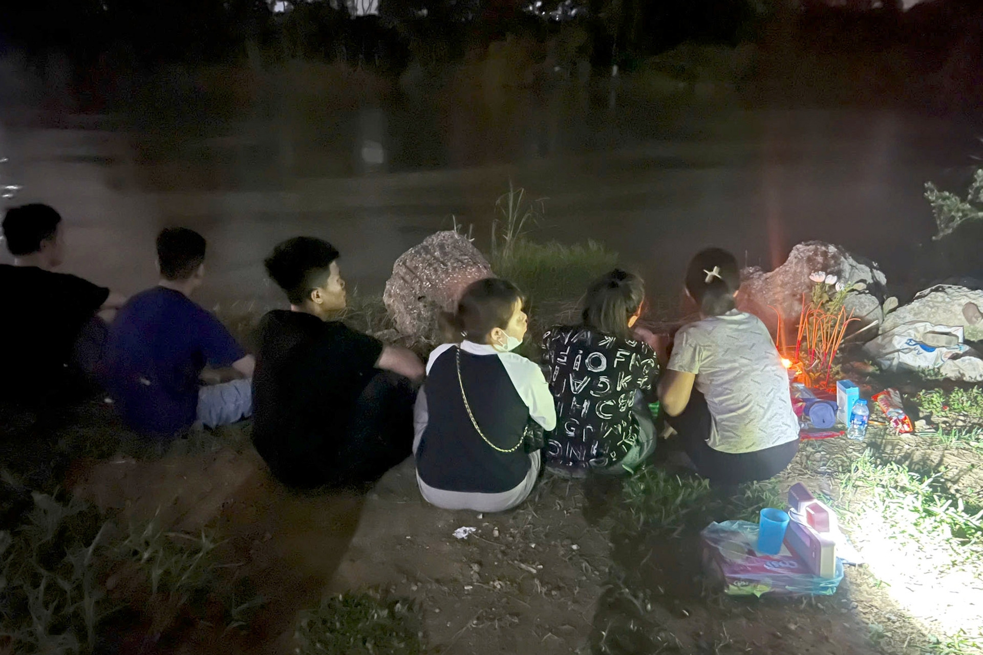 Bé trai ở Thái Nguyên trượt chân rơi xuống sông, bơi ngửa 20m rồi mất tích