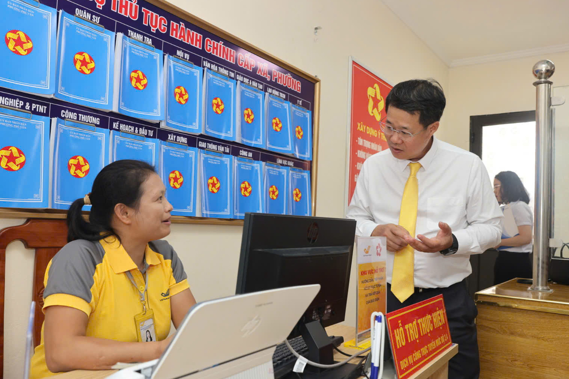Buu dien tham gia tiep nhan thu tuc hanh chinh 1.jpg