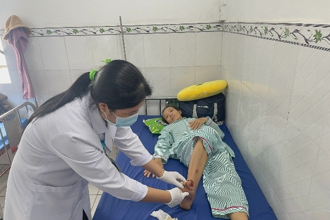 Gồng gánh cả nhà, con gái bất lực không lo nổi 30 triệu đóng viện phí cho mẹ