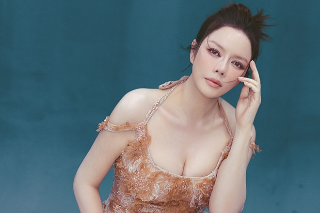 Lý Nhã Kỳ 'nửa kín nửa hở', khoe vẻ gợi cảm đón tuổi 43