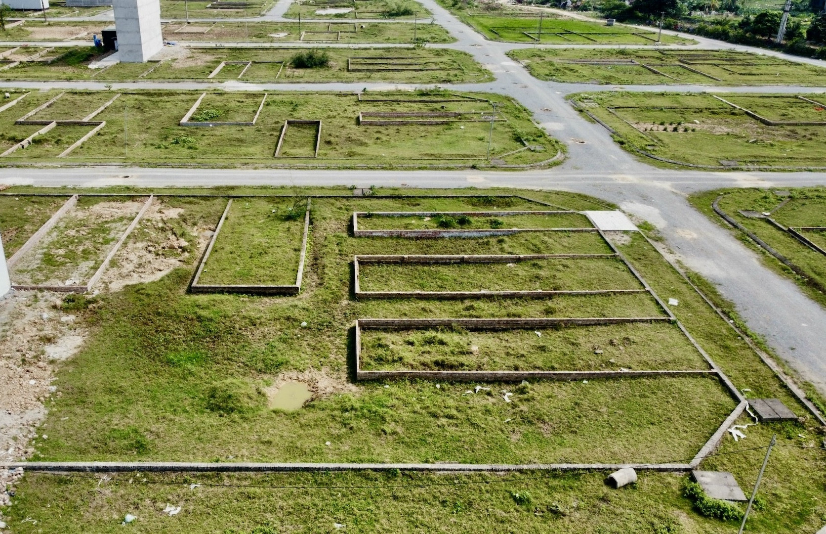 Mua bán đất đã có sổ đỏ: Cấp sổ mới hay đính chính sổ cũ?