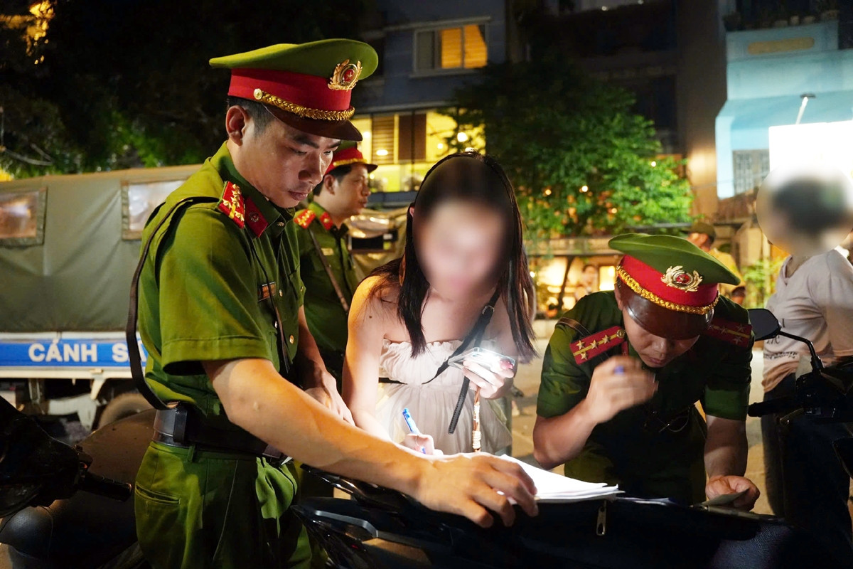 Nghe lời chủ quán, nhiều người ở Hà Nội sững sờ vì bị xử phạt