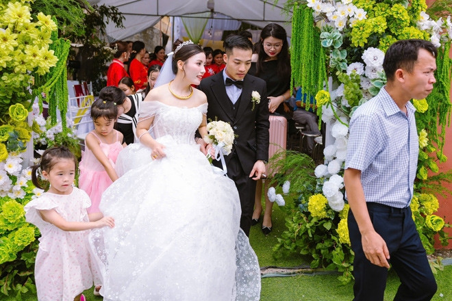 Rước cô hàng xóm trong 30 giây, chú rể Bắc Ninh kể loạt chuyện thú vị ngày cưới