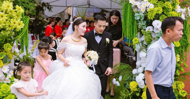 Rước cô hàng xóm trong 30 giây, chú rể Bắc Ninh...