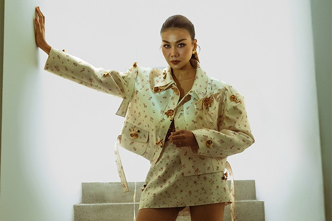 Siêu mẫu Thanh Hằng gợi cảm ở tuổi 42