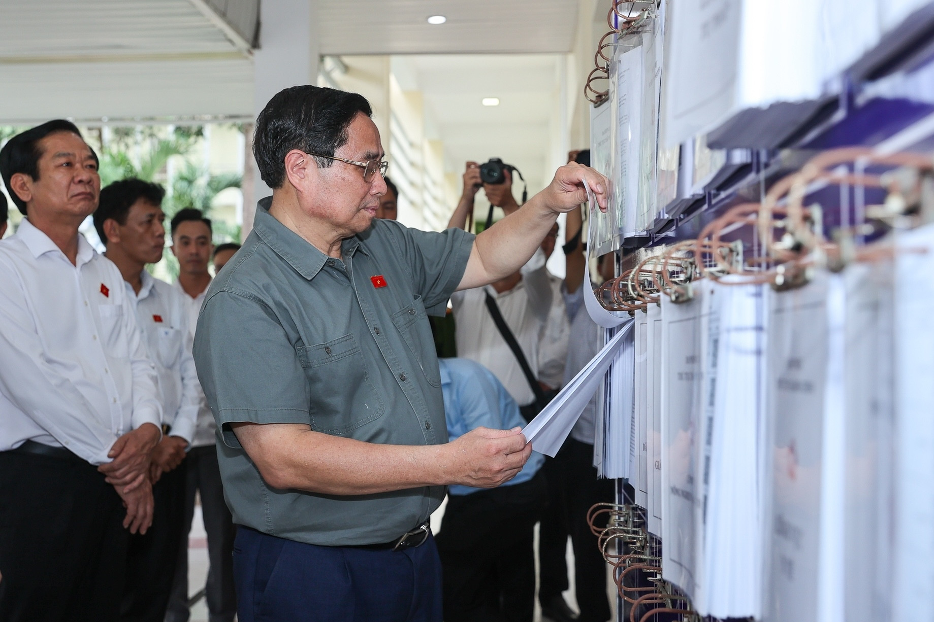 Thủ tướng: Chủ tịch tỉnh, thành kiểm tra, chấn chỉnh tình trạng 'cò làm giấy tờ'