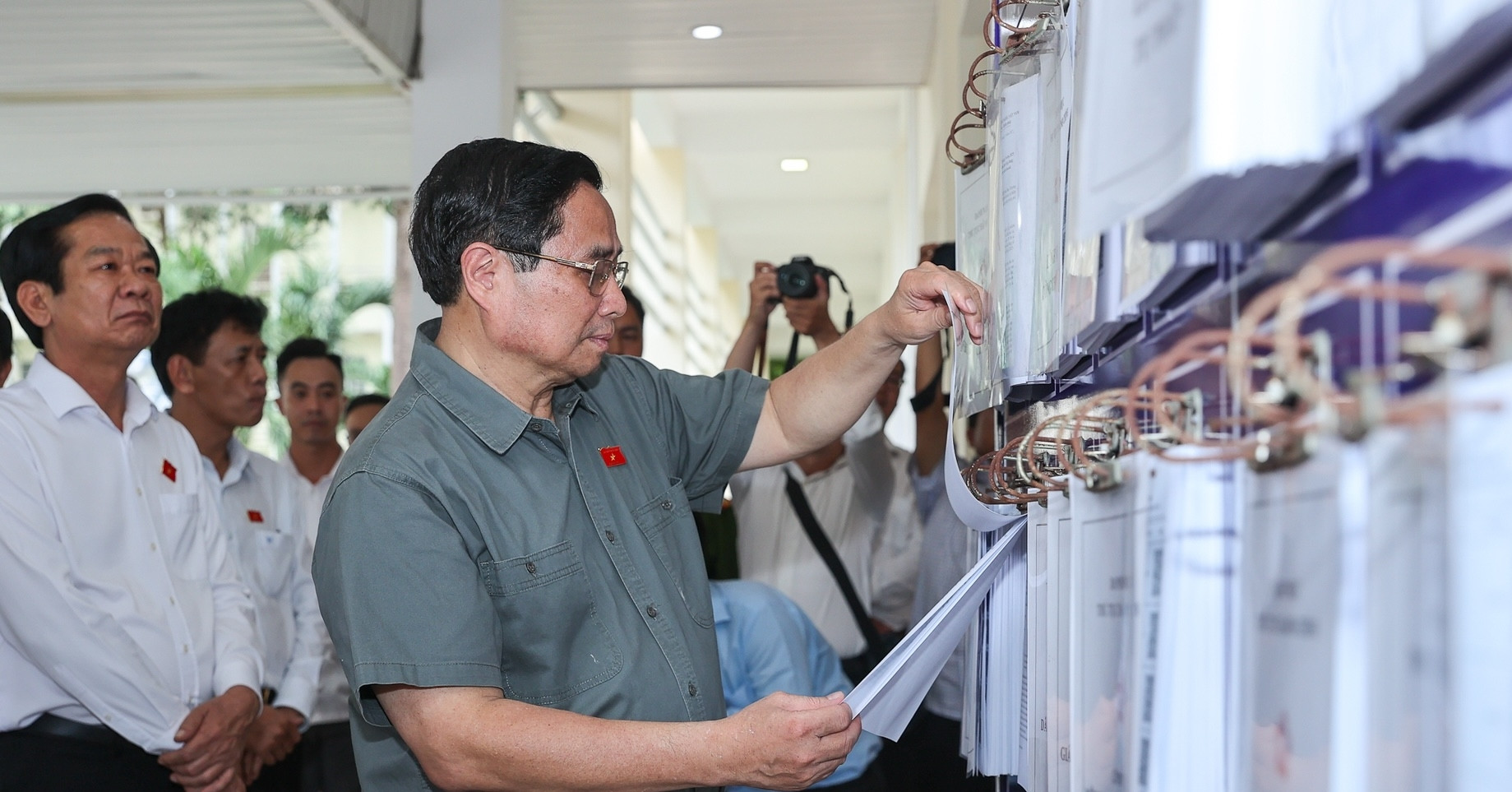 Thủ tướng: Chủ tịch tỉnh, thành kiểm tra, chấn chỉnh tình trạng 'cò làm giấy tờ'