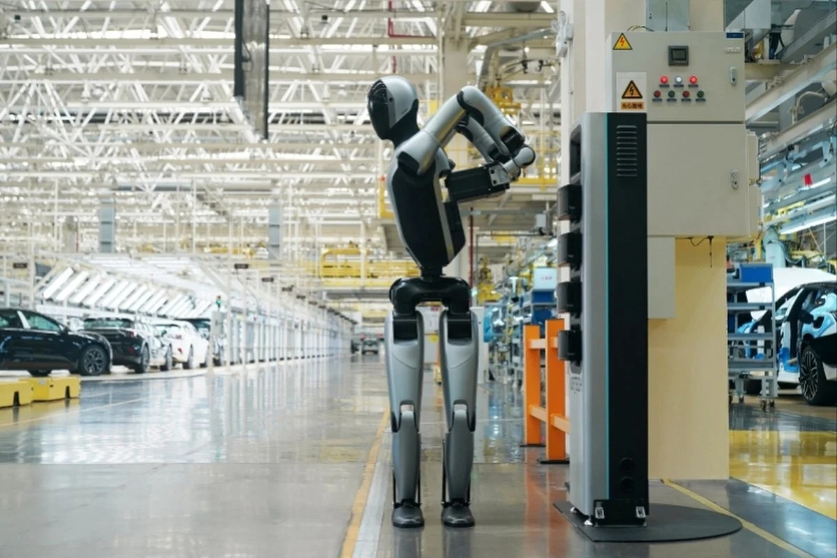 Trung Quốc gây sốc với robot hình người biết tự thay pin đầu tiên trên thế giới