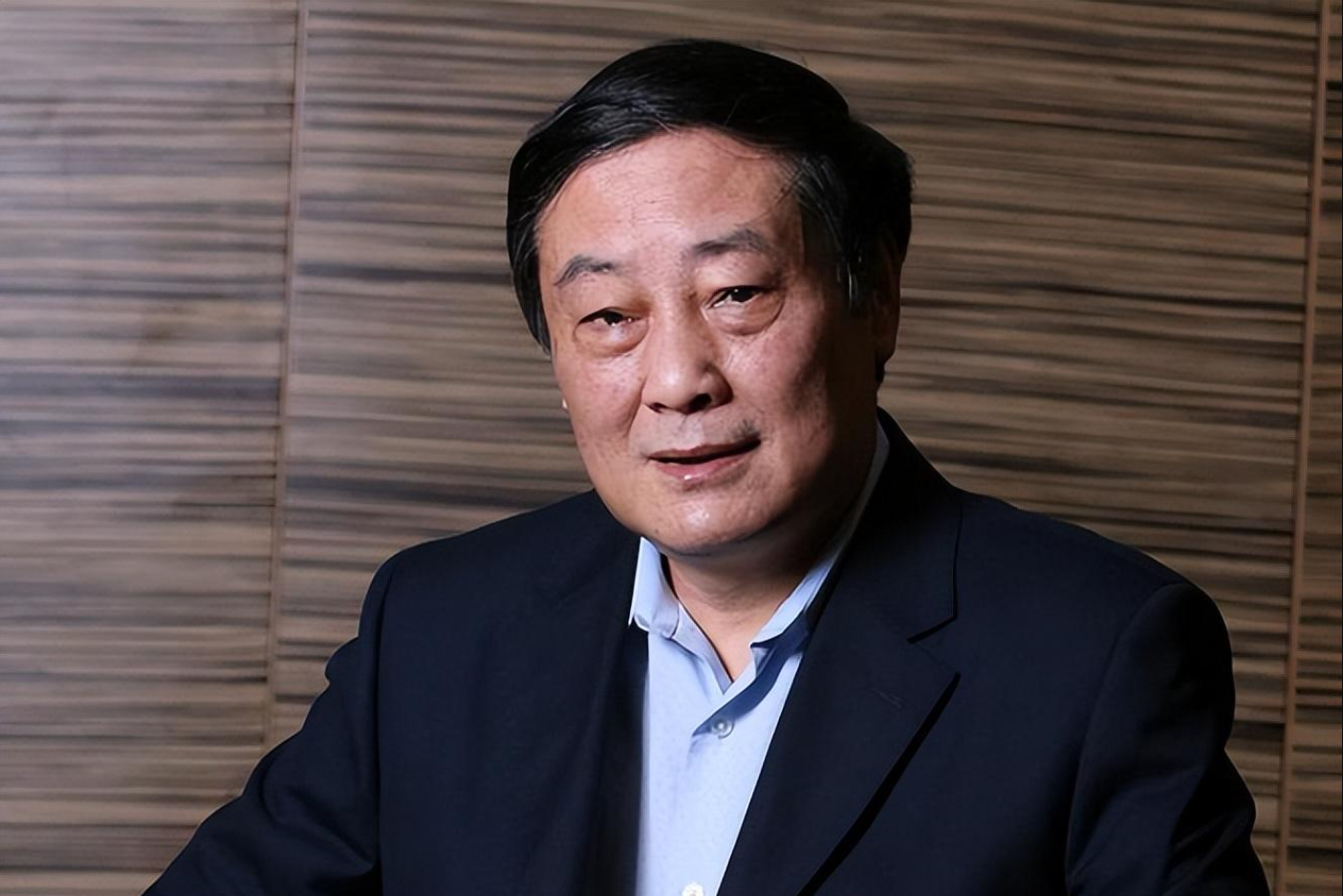 Tỷ phú 'đi giày vải’ qua đời, khối di sản 123.000 tỷ bất ngờ bị các con tranh giành