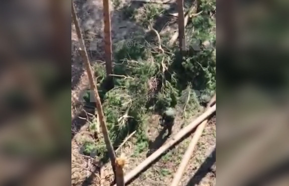 Video lính Nga dùng tay không tóm gọn và phá hủy UAV Ukraine