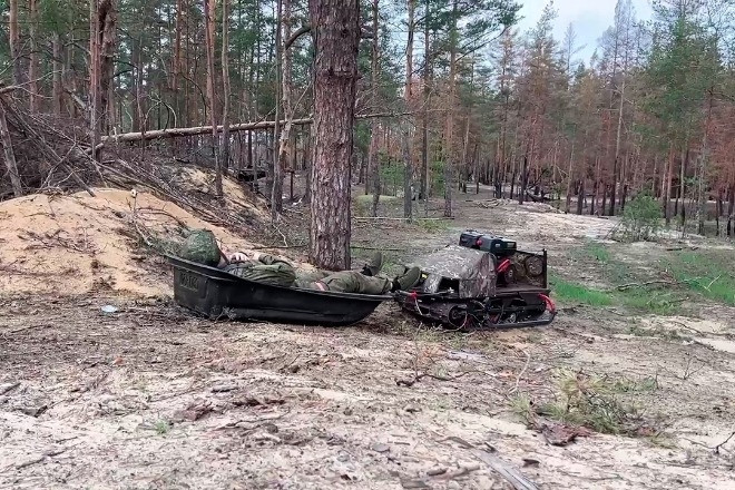 Video robot Nga vận chuyển đồ ăn và sơ tán thương binh trên tiền tuyến