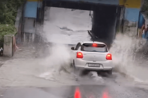 Xe Suzuki Swift hóa 'thuyền' giữa đường ngập, cái kết cho sự liều lĩnh