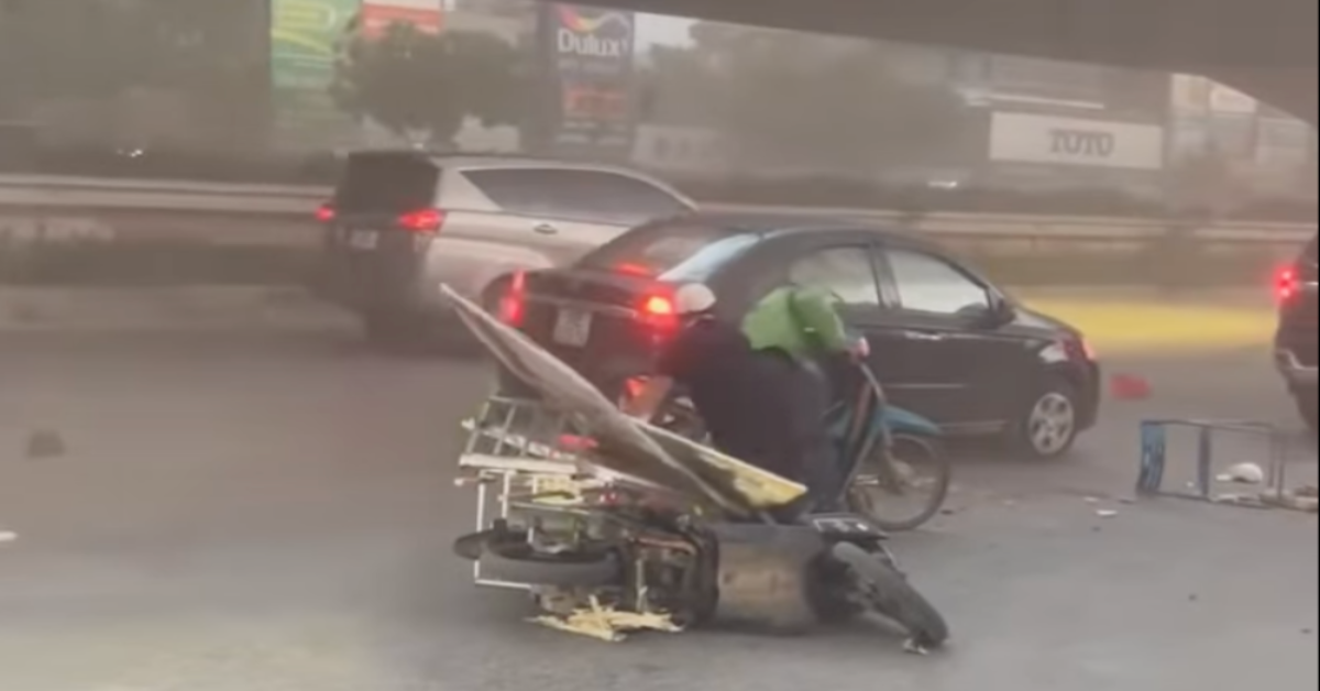 Mưa giông bất ngờ bao trùm Hà Nội, nhiều người ...