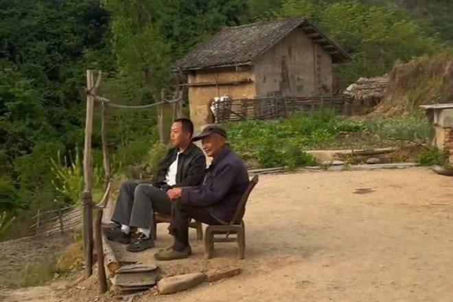 Chàng trai bỏ phố về quê sống cùng ông trong ngôi làng hẻo lánh gây tranh cãi