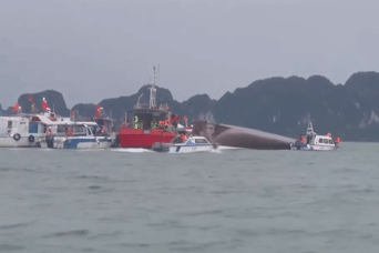 Clip hiện trường vụ lật tàu ở vịnh Hạ Long khiến hàng chục người chết và mất tích