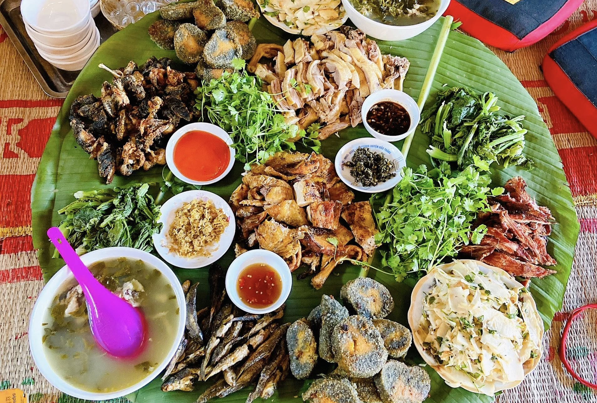 Cô gái Tày khoe mâm cơm hàng ngày toàn đặc sản rừng núi, 'không tốn tiền mua'