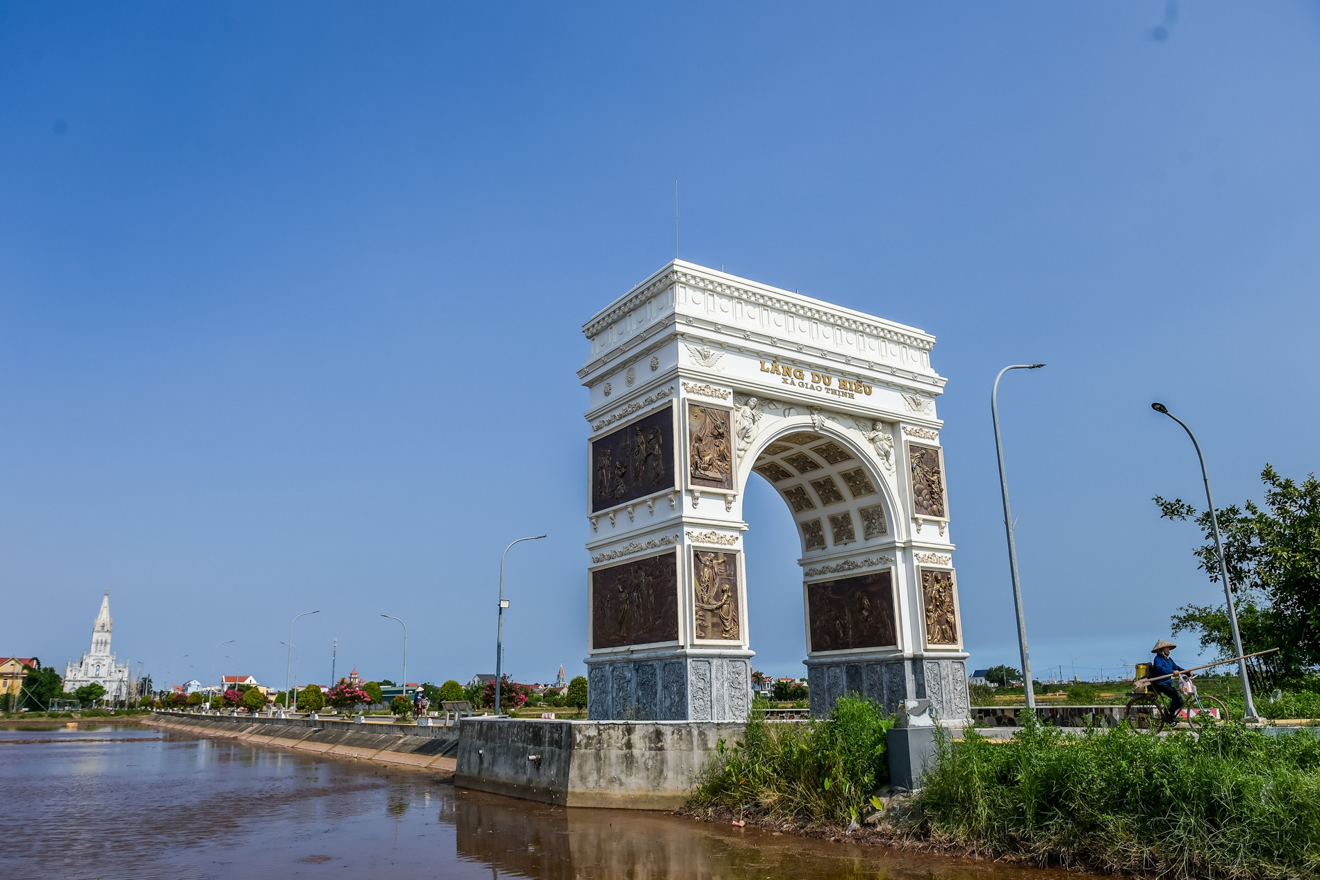 Cổng làng ở Ninh Bình đẹp như 'trời Âu', khách đi qua phải dừng chân chụp ảnh