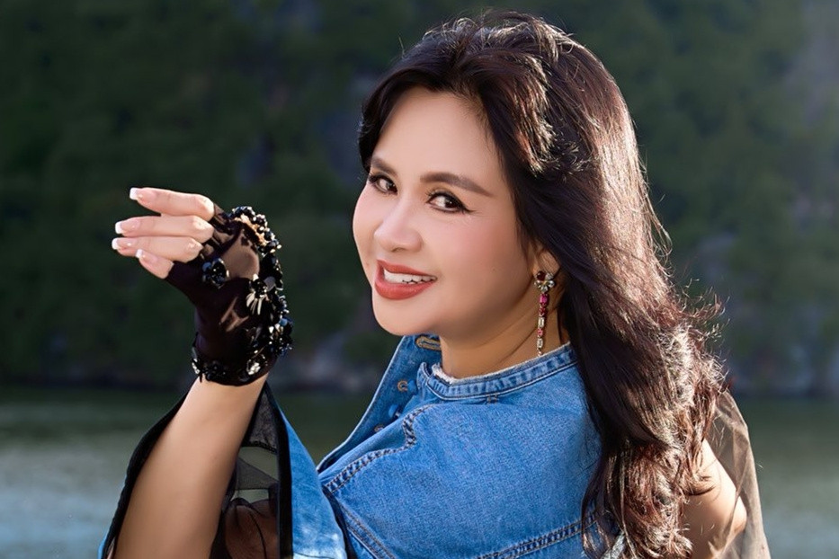Diva Thanh Lam lả lơi trên du thuyền, tài tử Lý Hùng bên suối