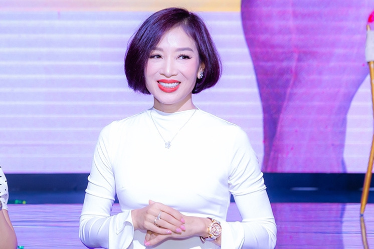 Hoa khôi Thu Hương trẻ đẹp khó tin tuổi U50, khoe 2 con cao lớn đẹp trai