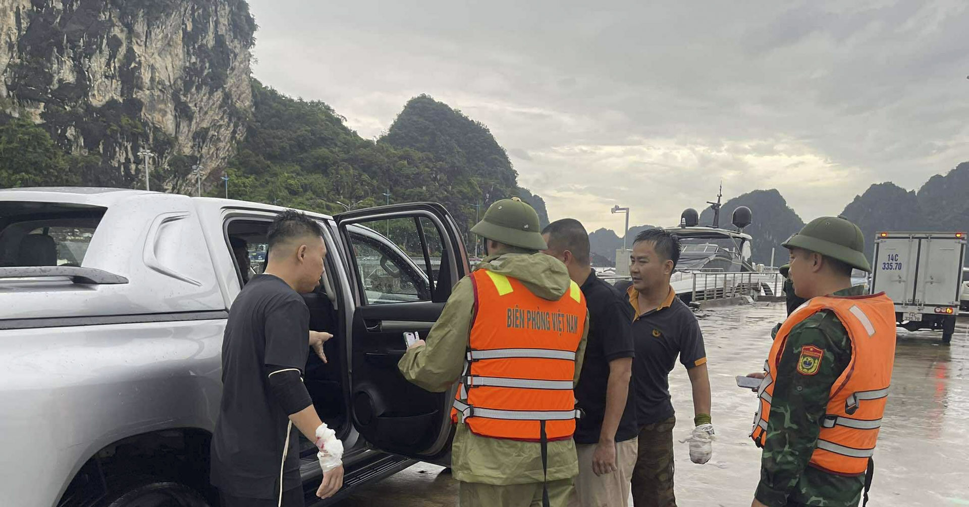 Lật tàu Quảng Ninh khiến 3 người tử vong, 40 người mất tích