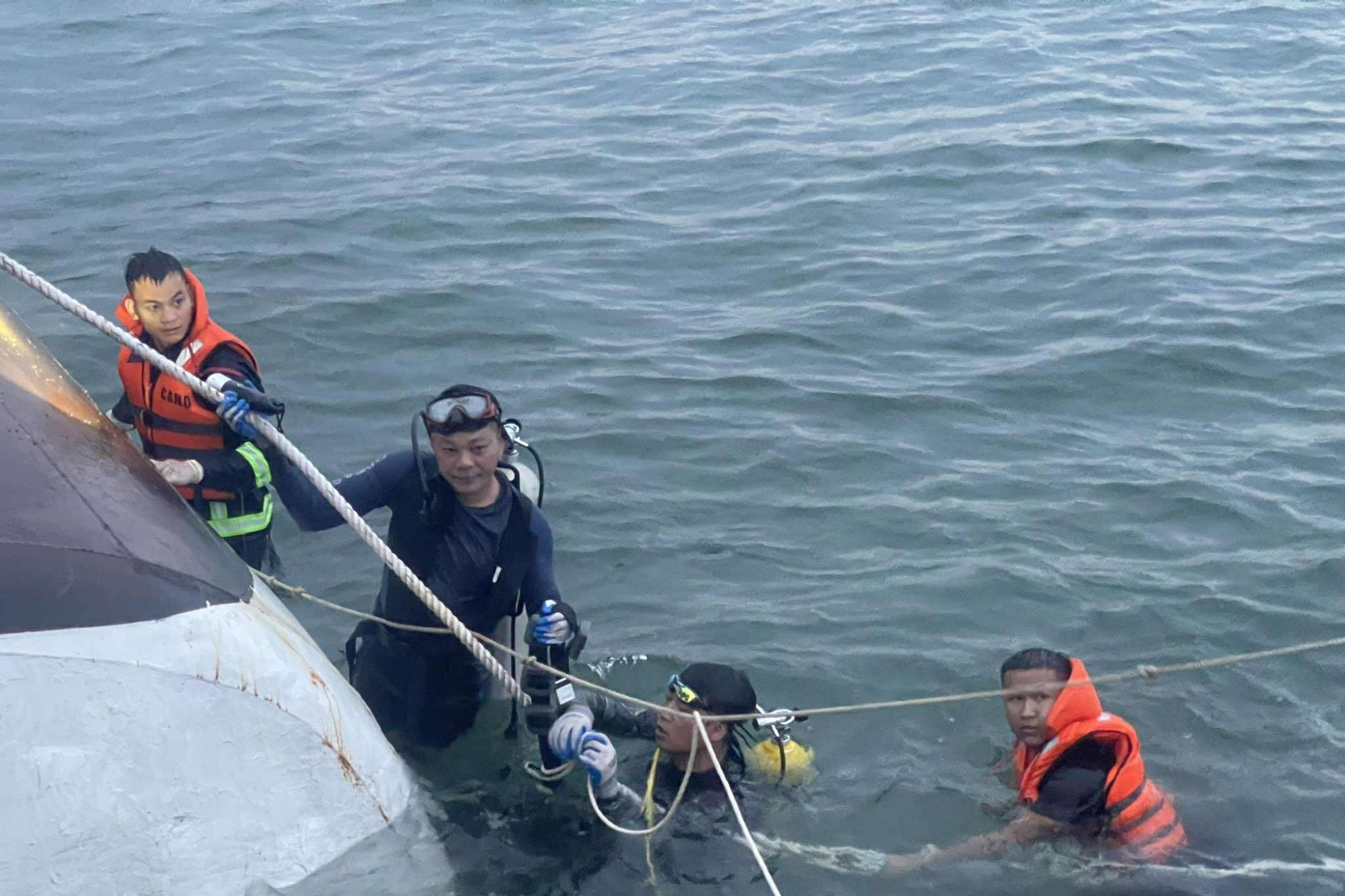 Lật tàu trên vịnh Hạ Long: 5 nạn nhân tử vong, hàng chục người vẫn mất tích