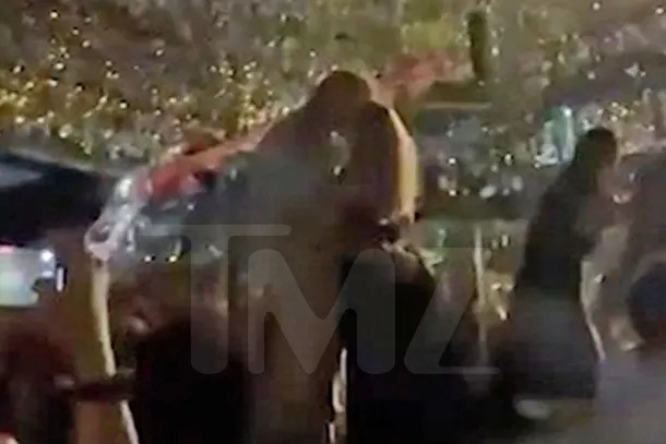 Lộ video CEO ôm hôn nữ giám đốc trước khi bị cả thế giới phát hiện ngoại tình